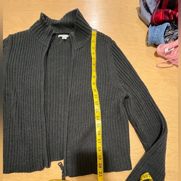 AE Ribbed Cropped Sweater - Picture 4 of 6